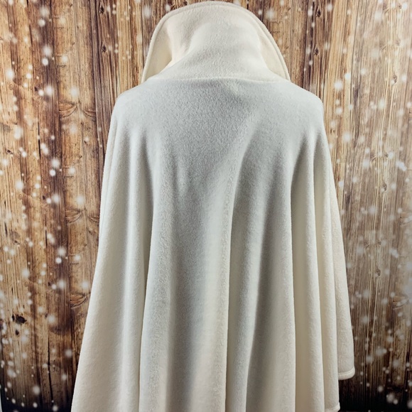 Cape Winter White never worn. CB Casuals one size. - Picture 4 of 7